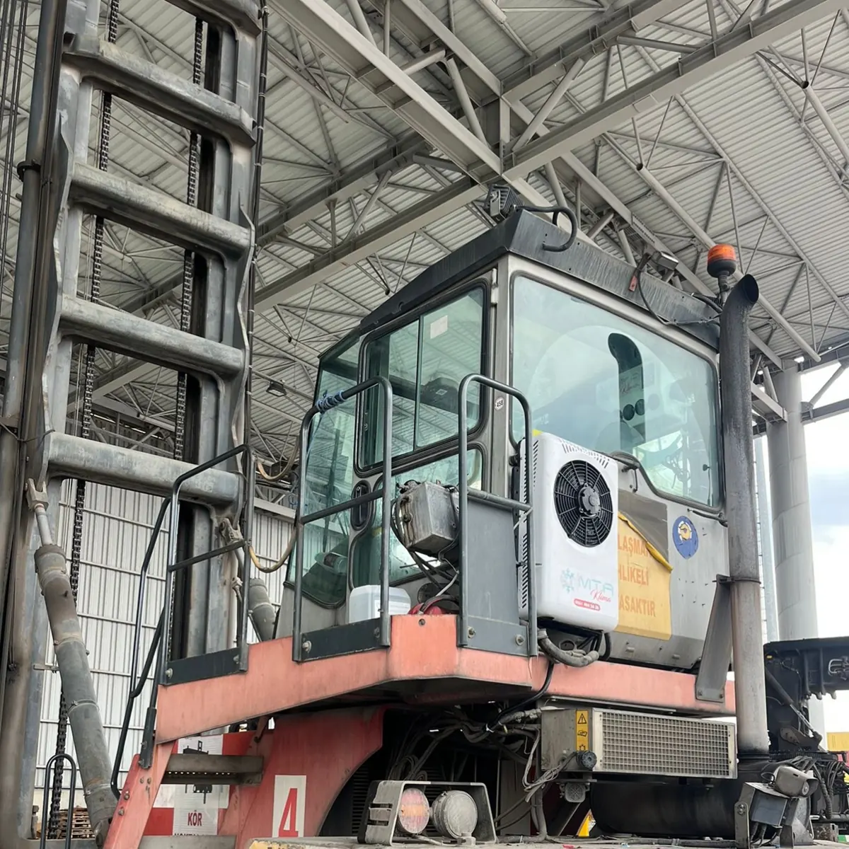 Kalmar boş konteyner yükleyiciye split klima montajı 1