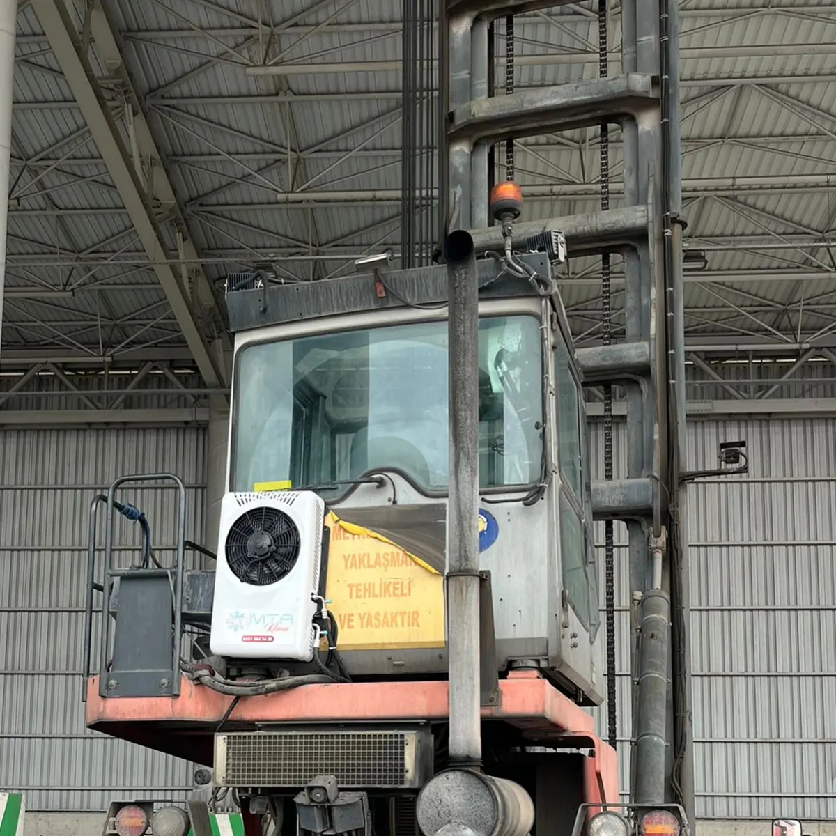 Kalmar boş konteyner yükleyiciye split klima montajı 2