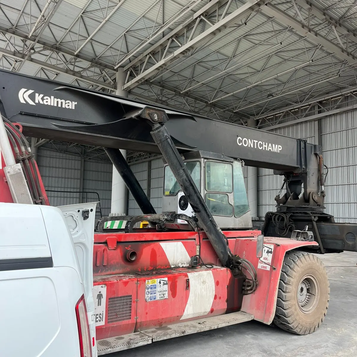 Kalmar boş konteyner yükleyiciye split klima montajı 5